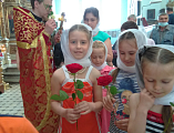 В храме Успения Пресвятой Богородицы Донецкого благочиния поздравили женщин с днем памяти святых жен-мироносиц