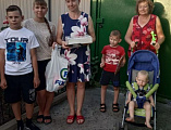 Сестры Марфо-Мариинского сестричества поздравили многодетные семьи с Днем семьи, любви и верности