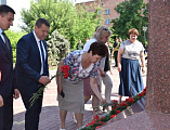 В День памяти и скорби к мемориалу «Аллея героев» в п. Каменоломни возложены цветы