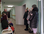 Иерей Александр Левчик вместе с прихожанами поздравил постояльцев приюта для престарелых с Рождеством Христовым