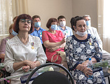 Преосвященнейший епископ Симон вручил Патриаршие и епархиальные награды медицинским сотрудникам и священнослужителям, понесшим особые труды в преодолении COVID-19