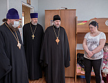 Епископ Симон посетил беженцев из Донбасса, размещенных в детском епархиальном приюте в станице Манычской
