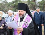 Преосвященнейший епископ Симон совершил «Чин, бываемый при основании церкви и водружении креста» на месте строительства храма великомученика Георгия Победоносца в ст. Обливской