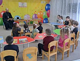 День православной книги в детском саду «Ивушка»: священник рассказал малышам о первых книгах