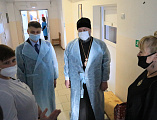 С наступающими Новым годом и Рождеством Христовым Преосвященнейший епископ Симон вместе с главой Администрации г. Шахты А.В. Ковалевым поздравил детей, находящихся на лечении в шахтинской больнице