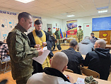  Клирик Покровского храма г. Новошахтинска благословил новобранцев на ратное служение