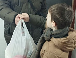 «Благо Дарю»: в п. Каменоломни прошла благотворительная выдача продуктовых наборов