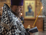 Епископ Симон совершил утреню Великой пятницы с чтением двенадцати Страстных Евангелий