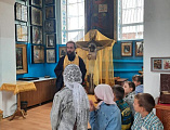 Сестры Марфо-Мариинского сестричества и преподаватели воскресной школы «Благовест» собрали для воспитанников социального приюта «Огонек» подарки