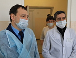 С наступающими Новым годом и Рождеством Христовым Преосвященнейший епископ Симон вместе с главой Администрации г. Шахты А.В. Ковалевым поздравил детей, находящихся на лечении в шахтинской больнице