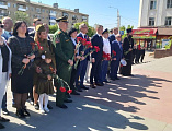 9 мая протоиерей Сергий Яценко возложил цветы к монументу памяти воинов Великой Отечественной войны