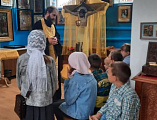 Сестры Марфо-Мариинского сестричества и преподаватели воскресной школы «Благовест» собрали для воспитанников социального приюта «Огонек» подарки