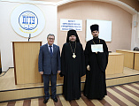 Удостоверения о повышении квалификации духовенство Шахтинской епархии получило из рук епископа Шахтинского и Миллеровского Симона и директора ИСОиП (филиала) ДГТУ в г. Шахты С.Г. Страданченко