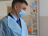 С наступающими Новым годом и Рождеством Христовым Преосвященнейший епископ Симон вместе с главой Администрации г. Шахты А.В. Ковалевым поздравил детей, находящихся на лечении в шахтинской больнице