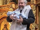 Преосвященнейший епископ Симон совершил таинство Крещения над новорожденным младенцем старшего диакона Покровского кафедрального собора г. Шахты