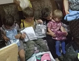 Приход Пресвятой Троицы с. Маньково-Калитвенское раздал малоимущим вещи от «Глория Джинс»