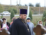 Епископ Шахтинский и Миллеровский Симон совершил панихиду на месте погребения иерея Евгения Аксенова и его супруги Валентины в годовщину гибели, трагически погибших в автокатастрофе
