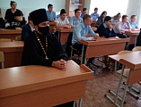 Иерей Анатолий Минаев посетил открытые уроки в школах Елкинского сельского поселения
