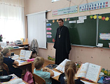 Клирик храма Архистратига Михаила рассказал школьникам станицы Заплавской о празднике Покрова Пресвятой Богородицы