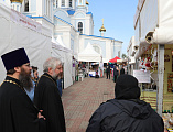 Преосвященнейший епископ Симон посетил выставку-ярмарку «Пасхальная радость» на Соборной площади города Шахты