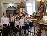 Воспитанники воскресной школы храма Донской иконы Богородицы г. Новошахтинска поздравили с Пасхой и Днем Победы настоятеля и прихожан