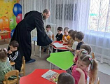День православной книги в детском саду «Ивушка»: священник рассказал малышам о первых книгах