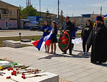 В Миллерово представители власти, молодежи, общественности и духовенства возложили венки к памятникам и мемориалам