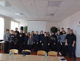 Беседа священника с учениками 