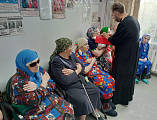 Беседа в доме престарелых поселка Садовый