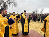 Преосвященнейший епископ Симон совершил чин освящения поклонного креста в поселке Индустриальном Кашарского района