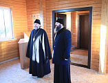 Преосвященнейший епископ Симон ознакомился с ходом установки нового иконостаса в храме преподобного Сергия Радонежского города Шахты