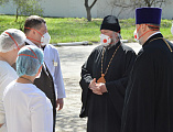 Преосвященнейший епископ Симон посетил пациентов красной зоны COVID-госпиталя г. Каменск Шахтинский