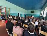 В Терновской школе прошёл урок мужества с участием священника