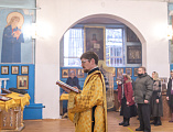 Преосвященнейший епископ Симон совершил воскресную Божественную литургию в храме Архистратига Михаила поселка Каменоломни