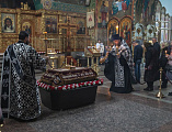 Епископ Симон совершил утреню Великой субботы с чином погребения плащаницы