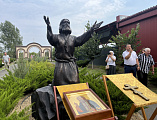 Епископ Симон совершил Божественную литургию в храме святых мучениц Веры, Надежды, Любови и матери их Софии в станице Багаевской и освящение монумента преподобного Серафима Саровского