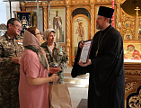 Руководителя епархиального отдела по приграничному сотрудничеству и серебряных добровольцев клуба «Мироносицы» наградили медалями за помощь воинам