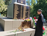 В память о погибших в годы Великой Отечественной войны духовенство возложило цветы к местам захоронений
