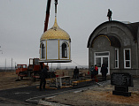 Преосвященнейший епископ Симон совершил чин освящения купола и креста строящейся часовни в честь святого благоверного князя Димитрия Донского в городе Донецке
