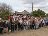В Позднеевке открыли и освятили памятный знак в честь перезахороненного советского воина Ивана из Ленинграда
