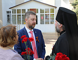 Епископ Шахтинский и Миллеровский Симон принял участие в церемонии возложения цветов к Вечному огню в поселке Каменоломни Октябрьского района
