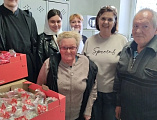 Помощник благочинного и добровольцы поздравили подопечных комплексного социального центра с Пасхой