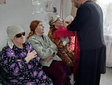 Протоиерей Роман Мясников посетил дом престарелых в п. Садовый