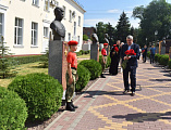 В День памяти и скорби к мемориалу «Аллея героев» в п. Каменоломни возложены цветы