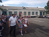В Ударниковской средней общеобразовательной школе прозвенел «Последний звонок». Иерей Сергий Столяров благословил выпускников