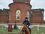 Казаки на страже порядка: Конный патруль станицы Кривянской взял под охрану местные храмы
