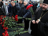 По погибшим от взрыва бытового газа в городе Шахты совершена панихида. Губернатор области, епископ Шахтинский и Миллеровский Симон и сотни горожан возложили цветы рядом с местом трагедии