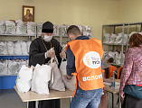 Епископ Шахтинский и Миллеровский Симон принял участие в раздаче помощи нуждающимся на епархиальном гуманитарном складе в рамках благотворительного марафона «Корзина доброты»