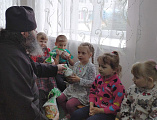 Настоятель храма Смоленской иконы Божией Матери иерей Александр Туховский посетил детский сад станицы Шумилинской