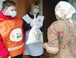 Благочинный приходов Нижнедонского округа принял участие в раздаче помощи нуждающимся в рамках благотворительного марафона «Корзина доброты» 